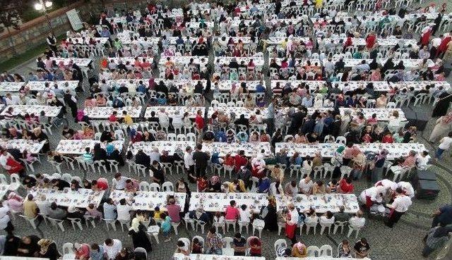 İftar Sofralarında Komşuluk Perçinleniyor 1