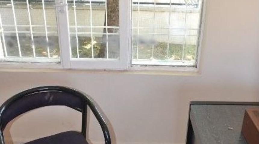 Muhtarlık Binasına &Ccedil;irkin Saldırı