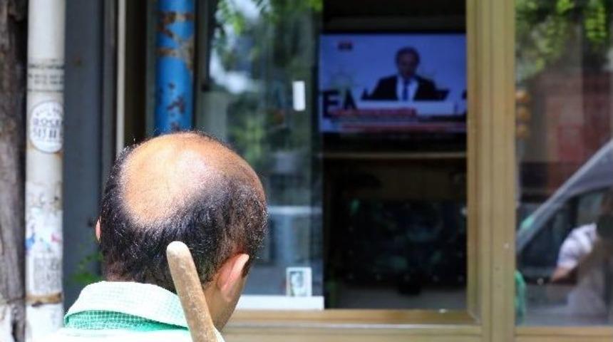 Kasımpaşalılar, Erdoğan&rsquo;ın Adaylığının A&ccedil;ıklandığı Sırada Ekrana Kilitlendi