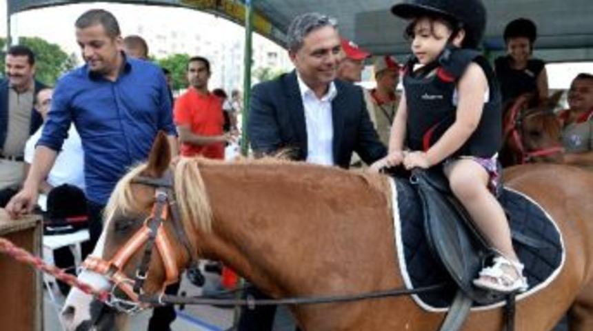 &Ccedil;ocuklar Meydanda Ata Bindi