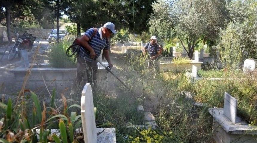 Erdemli&rsquo;de Mezarlıklara Bakım Yapılıyor
