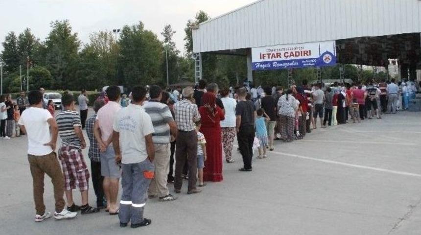 Başkan Gen&ccedil; İftar Yemeği Dağıttı