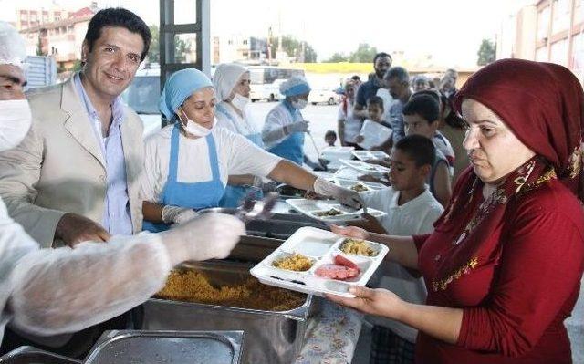 Başkan Genç İftar Yemeği Dağıttı