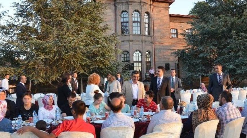 Vali D&uuml;zg&uuml;n&rsquo;&uuml;n İftar Sofrası Misafirleri