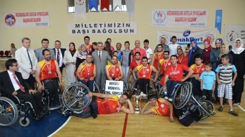 Başkan Memduh B&uuml;y&uuml;kkılı&ccedil;&rsquo;a Teşekk&uuml;r Plaketi
