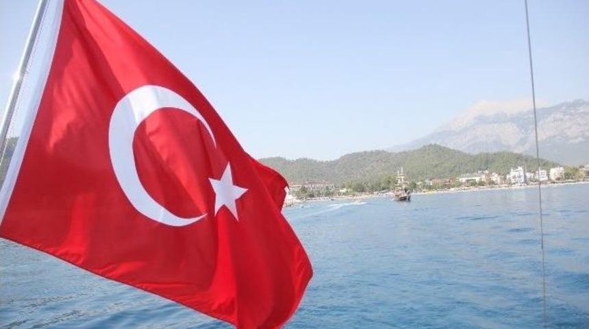 Şehitler İ&ccedil;in Denize &Ccedil;elenk Bırakıldı