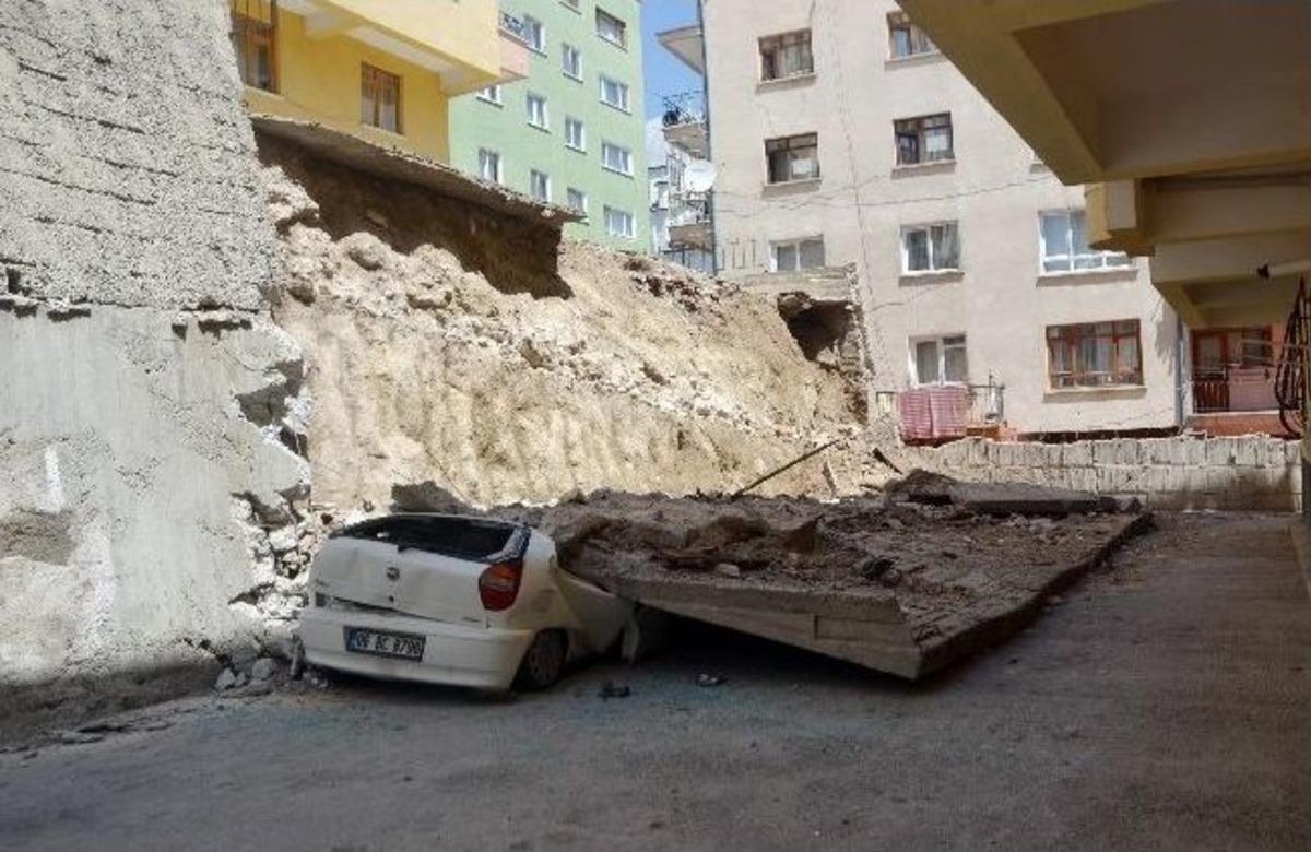 Otomobilinin &Uuml;zerine İstinat Duvarı Devrildi, &Ouml;l&uuml;mden D&ouml;nd&uuml;