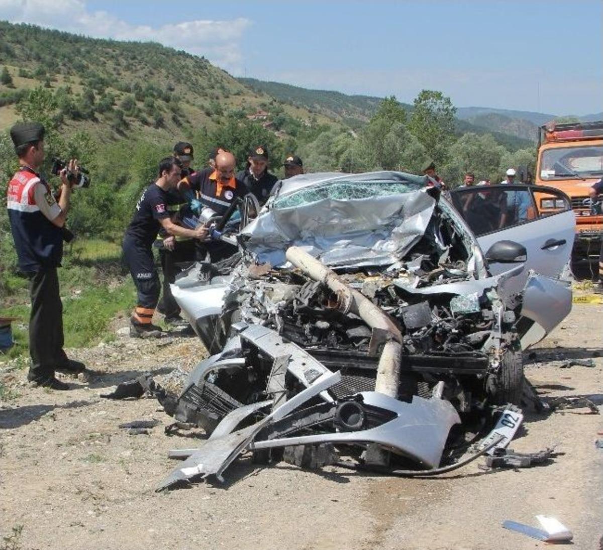 Karab&uuml;k&rsquo;te Trafik Kazası: D&ouml;rt &Ouml;l&uuml;, Bir Yaralı