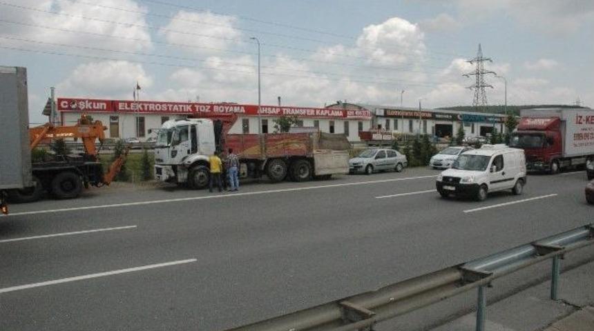Tem Otoyolu&rsquo;nda Devrilen Kamyon Trafiği Kilitledi