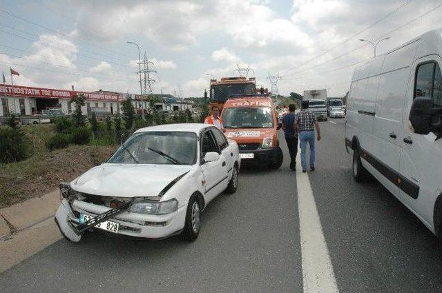 Tem Otoyolu&rsquo;nda Devrilen Kamyon Trafiği Kilitledi 2