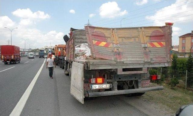 Tem Otoyolu&rsquo;nda Devrilen Kamyon Trafiği Kilitledi 3