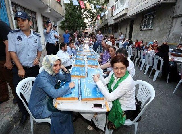 Mahalleli İftarda Aynı Sofrada 1