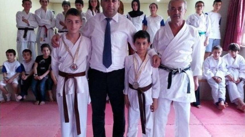 Rizeli Karateciler Madalya İle D&ouml;nd&uuml;