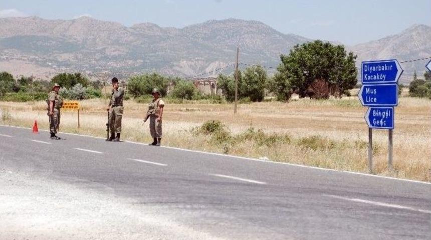 Diyarbakır-bing&ouml;l Karayolunda Gergin Bekleyiş S&uuml;r&uuml;yor