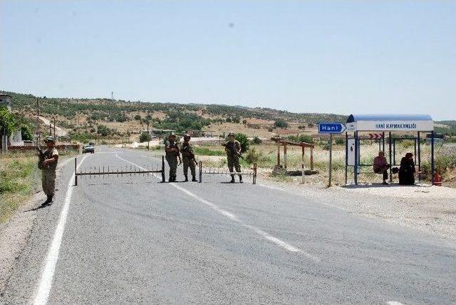 Diyarbakır-bingöl Karayolunda Gergin Bekleyiş Sürüyor