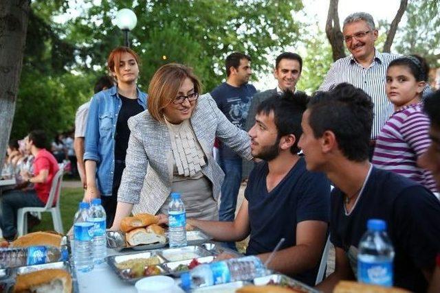 Başkan Şahin, Vatandaş İle İftar Çadırında Buluştu 1