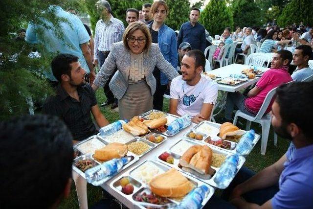 Başkan Şahin, Vatandaş İle İftar Çadırında Buluştu 3
