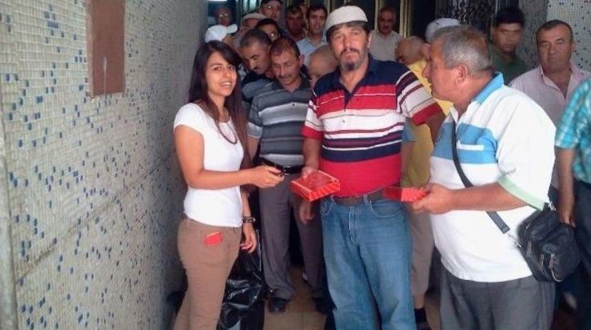 Cemaate G&uuml;l Suyu Ve Lokum Dağıtıldı