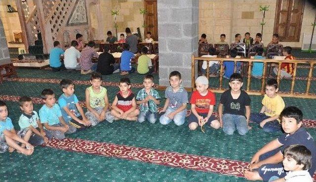 Kuran Öğrenmek İçin Camilere Akın Ediyorlar 1