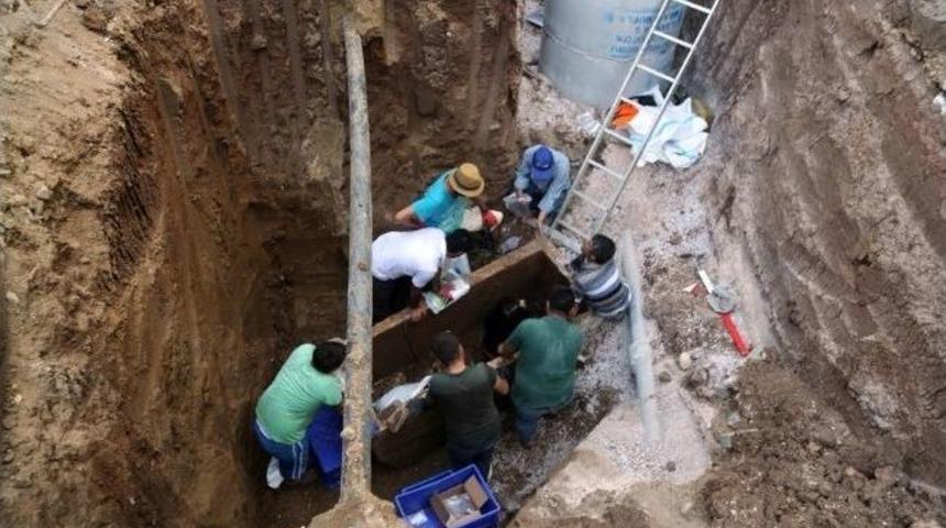 Milas'ta Bulunan Lahit Mezardan Altı İskelet &Ccedil;ıktı