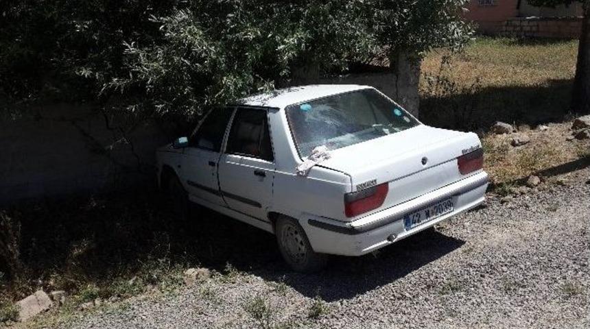 Otomobil Evin Bah&ccedil;e Duvarına &Ccedil;arptı: 3 Yaralı