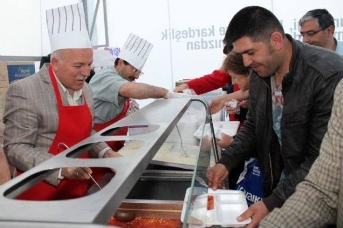 Başkan Sekmen, İftar Yemeği Dağıttı