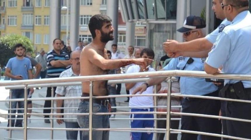 Belediye &Ouml;n&uuml;nde Kendini Jiletle Doğradı