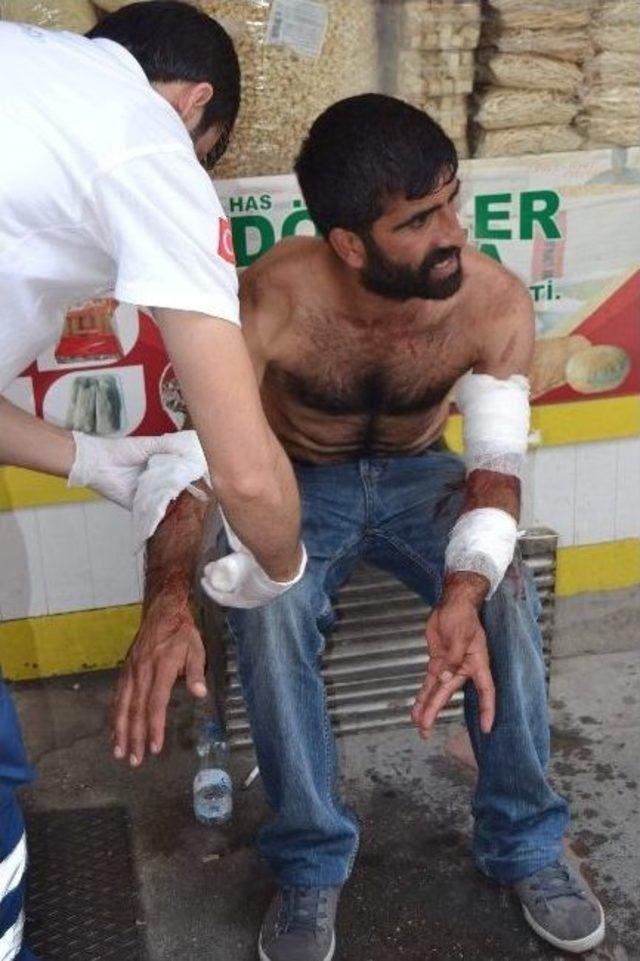 Belediye &Ouml;n&uuml;nde Kendini Jiletle Doğradı 1