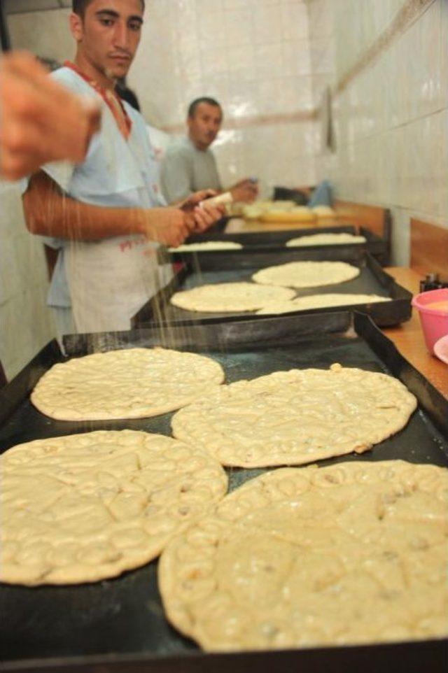 Tokat'ta Ramazan Çöreklerine Vatandaşlar Ilgi Gösteriyor