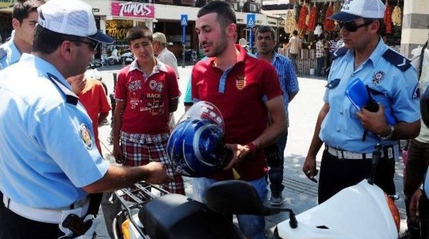 Uygulama Sırasında Ceza Kesilen S&uuml;r&uuml;c&uuml;lere Kask Hediye Edildi