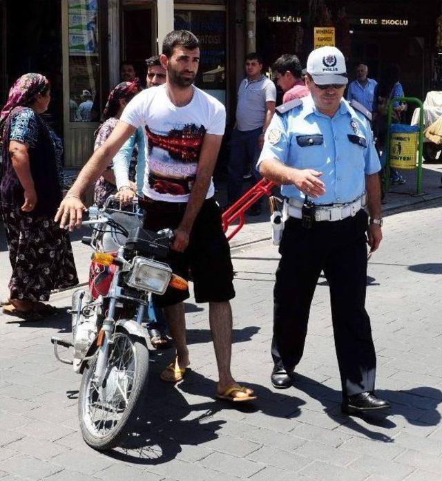 Uygulama Sırasında Ceza Kesilen Sürücülere Kask Hediye Edildi