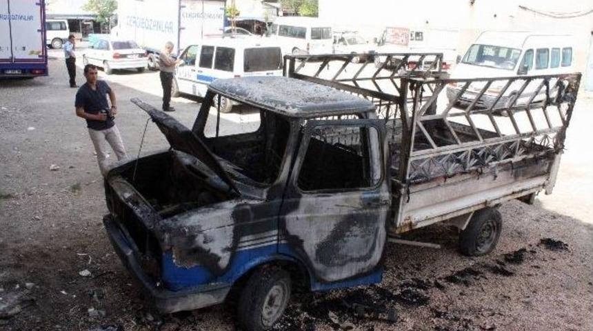 Park Halindeki Kamyonet Tamamen Yandı