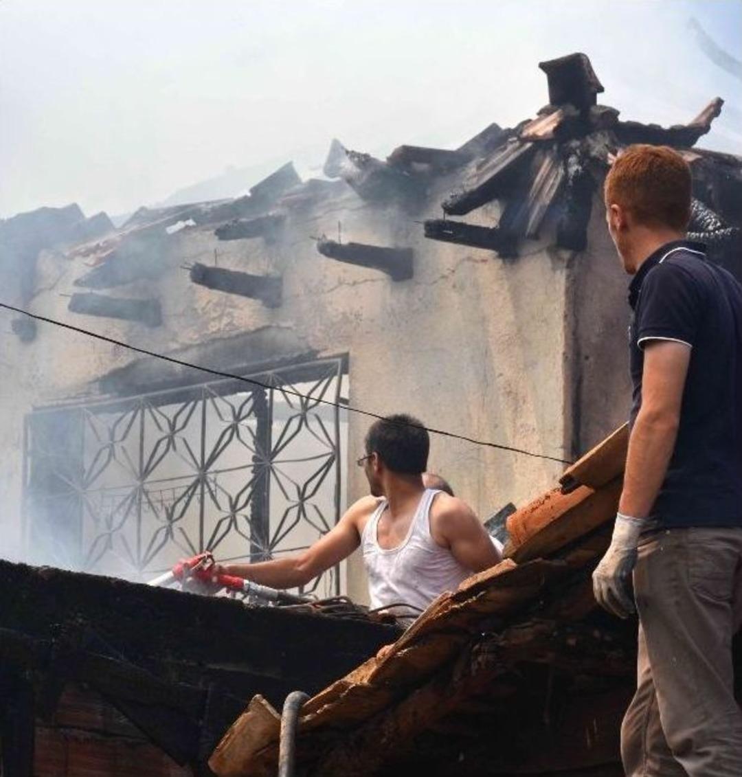 Karamanca'da 2 Ev Alevlere Teslim Oldu