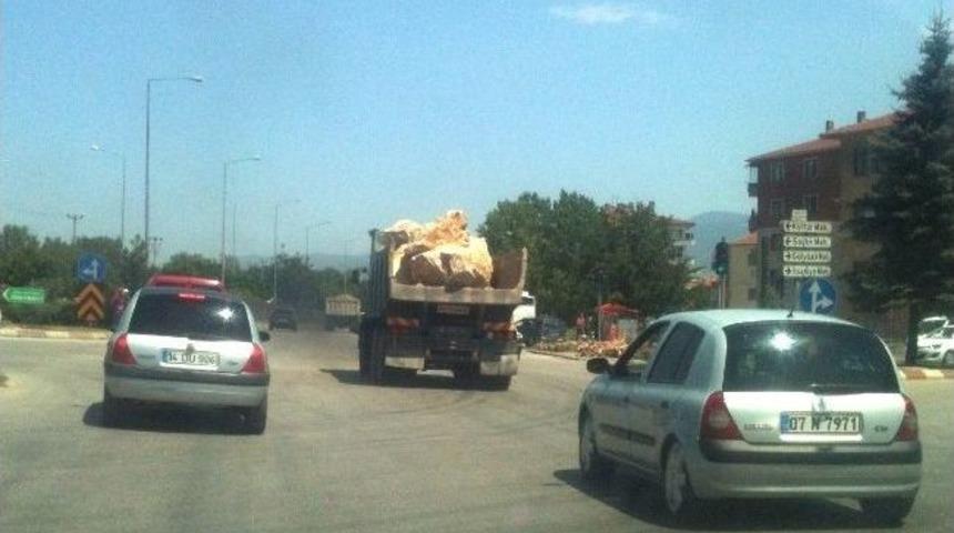 Tedbir Almadan Kaya Par&ccedil;alarıyla Trafikte Seyretti