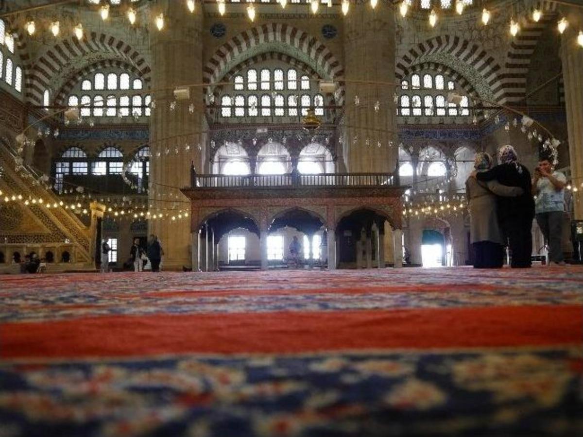 Selimiye Camii'nden Kaldırılan G&uuml;lsuyu Koku Makineleri Tekrar Talep Edilecek