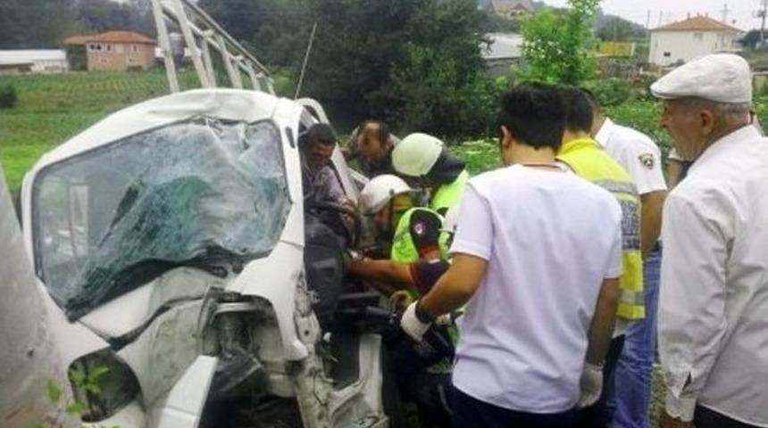 Akyazı'da Trafik Kazası: 2 Yaralı