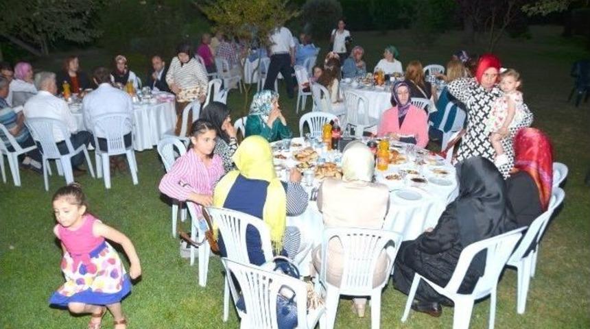 Milletvekili G&ouml;n&uuml;l Ve Başkan &Uuml;z&uuml;lmez Kartepe&rsquo;de İftar A&ccedil;tı