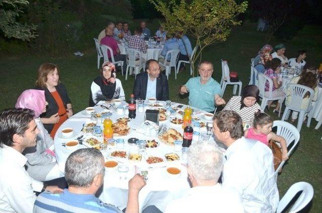 Milletvekili Gönül Ve Başkan Üzülmez Kartepe’de İftar Açtı 1