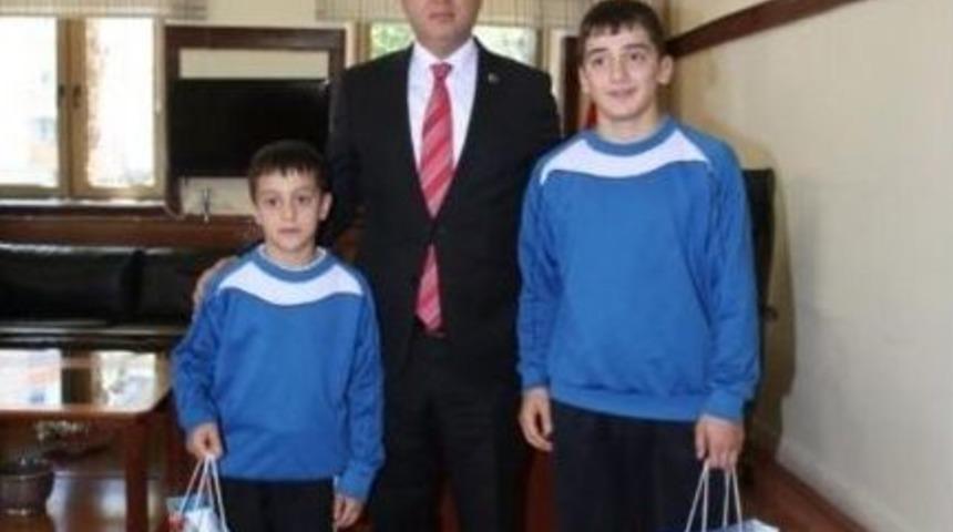 Vali &Ccedil;omaktekin&rsquo;den Şampiyon Kardeşlere Kutlama