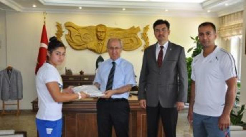 Şampiyon Sporcudan Vali Haner&rsquo;e Ziyaret