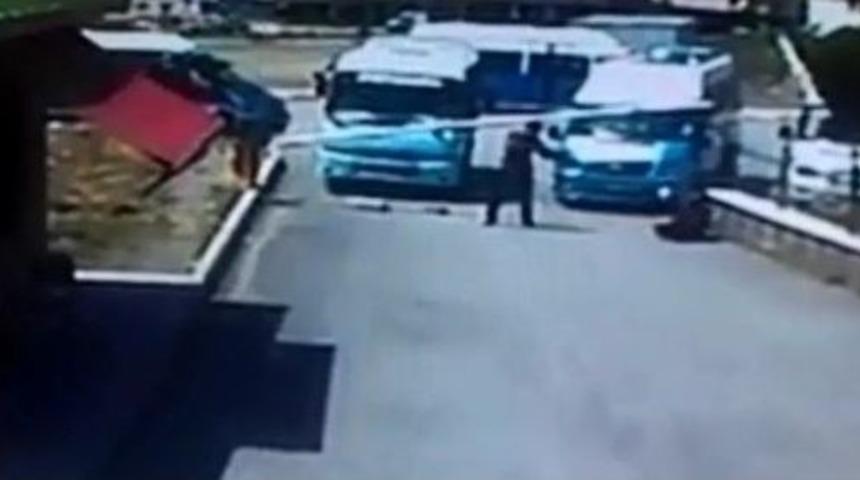 Pompalı T&uuml;fekle Dehşet Sa&ccedil;an Minib&uuml;s Şof&ouml;r&uuml; G&uuml;venlik Kamerasına Yansıdı