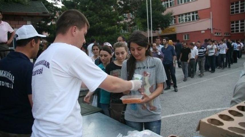 Afyonkarahisar Belediyesi&rsquo;nin İftar Yemeklerine Vatandaştan Tam Not