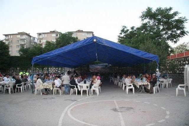 Afyonkarahisar Belediyesi’nin İftar Yemeklerine Vatandaştan Tam Not