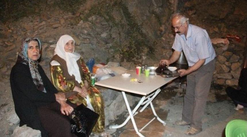 Semaver &Ccedil;ayı Satarak Ge&ccedil;imini Sağlıyor