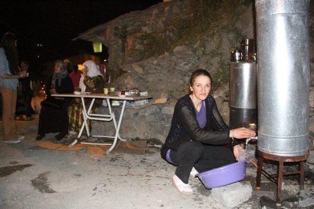 Semaver &Ccedil;ayı Satarak Ge&ccedil;imini Sağlıyor 1