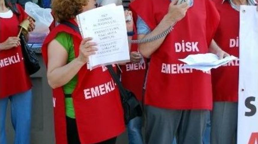 Emeklilerden, Maaş Zammına &Ccedil;ıplak Ayaklı Tepki