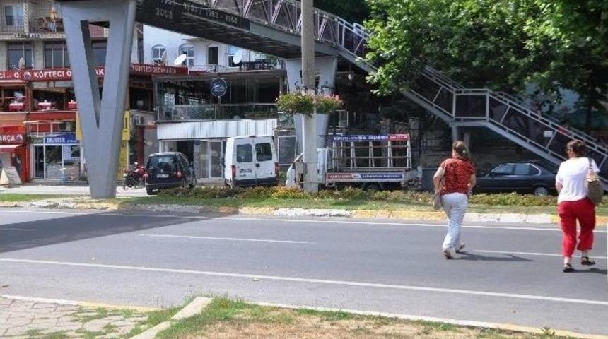 &Uuml;st Ge&ccedil;idi Kullanmayan Yayalar Tehlike Sa&ccedil;ıyor