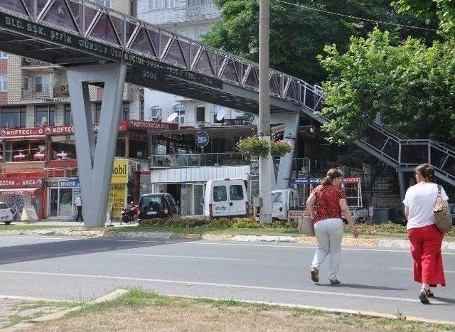 Üst Geçidi Kullanmayan Yayalar Tehlike Saçıyor