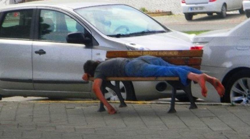 Sıcak Havadan Bunalan Vatandaşlar Ağa&ccedil; G&ouml;lgelerine Sığındı