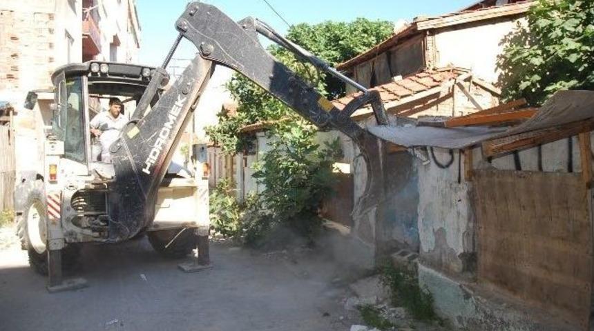 Metruk Binaların Yıkımına Başlandı